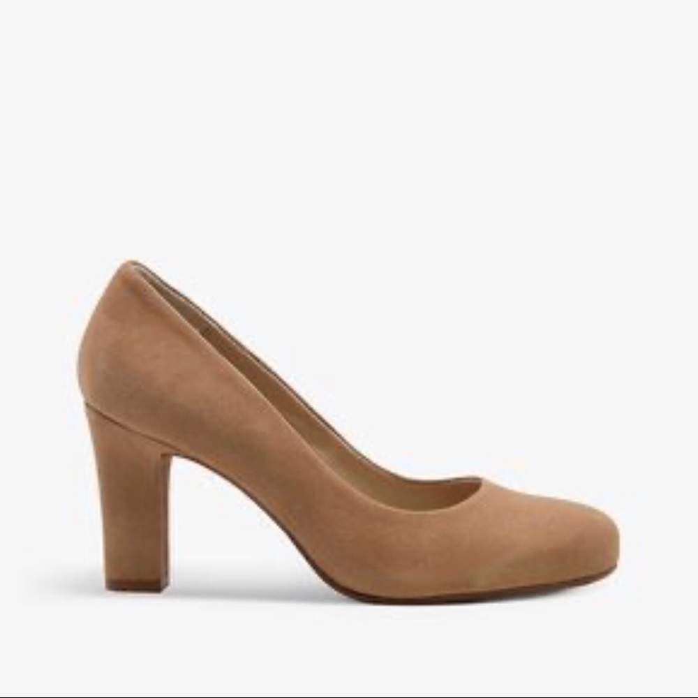 Suede material. 4” block heels. Round toe. Tan color. Size 10M